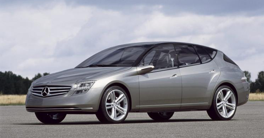 El concepto Mercedes 2003 era un espacio lujoso, monocromático y de alta tecnología.