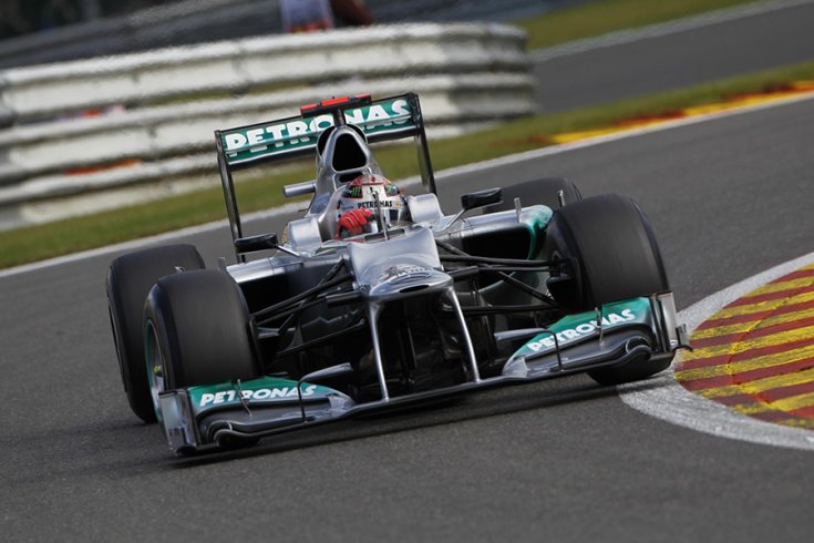 Michael Schumacher a Mercedessel szemből fotózva