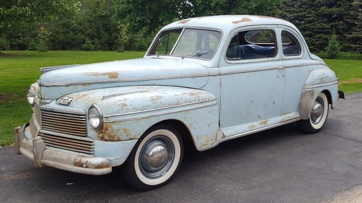 1942 Mercury Eight Business Coupé, rozsdás, baba kék autó, elölnézet, oldalnézet, balról döntve, alulról fotózva, fehérfalú gumival