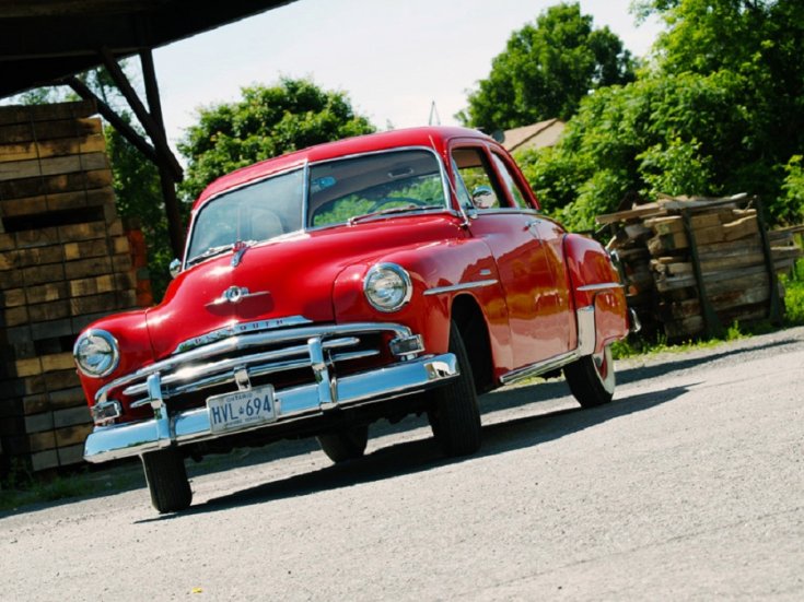 1952 Plymouth Cranbrook, piros limuzin kanyarodás közben
