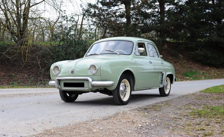 1961 Renault Dauphine, almazöld limuzin, elölnézet, oldalnézet, balról döntve, alulról fotózva