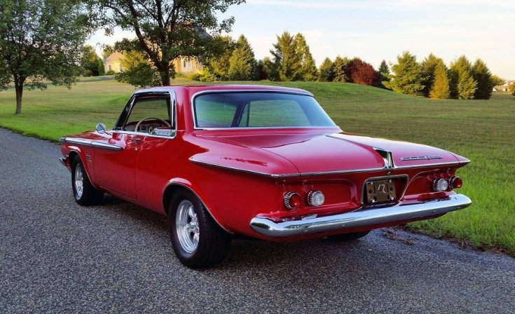 1962 Plymouth Sport Fury, élénk vörös kupé, hátulnézet, oldalnézet, balról, távolról fotózva