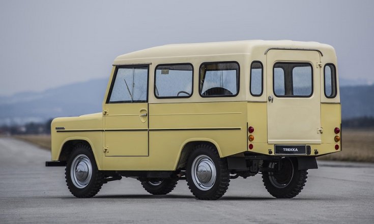 1966 Skoda Trekka, sárga terepjáró, fehér tetővel, hátulnézet, oldalnézet, balról, alulról fotózva, szürke háttér