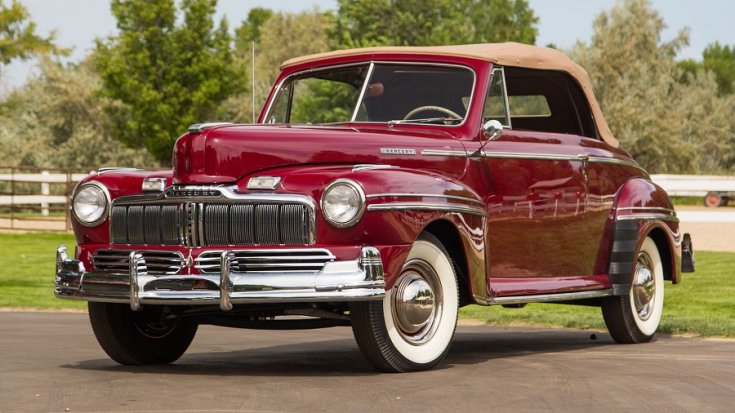1948 Mercury Eight Convertible, meggy vörös kabrió világos barna tetővel, elölnézet, oldalnézet, balról döntve előre, alulról fotózva felfelé, osztott szélvédő és fehérfalú gumi