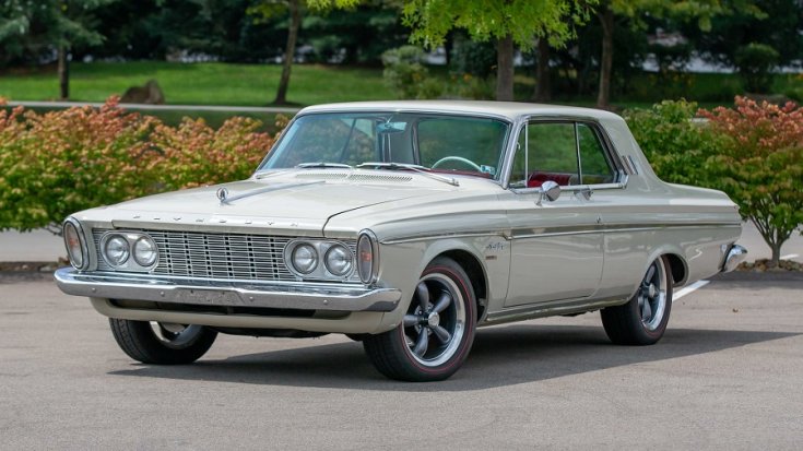 1963 Plymouth Fury, fehér kupé, elölnézet, oldalnézet, balról, távolról fotózva