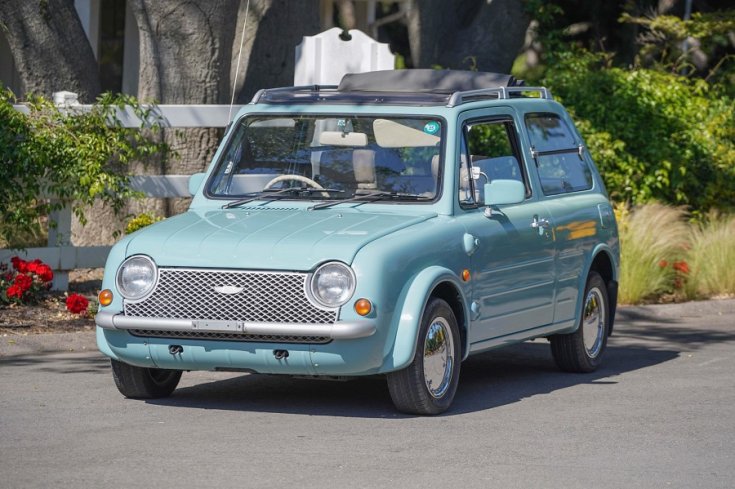 1989 Nissan Pao, kék hatchback, virágos háttér, balról