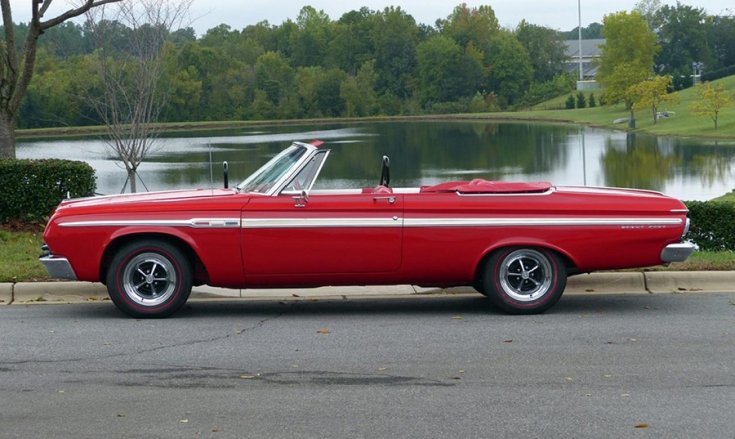 1964 Plymouth Fury, vörös kabrió, lehúzott vörös tetővel, oldalnézet, balról, távolról fotózva