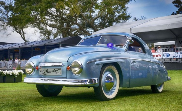 1951 Rometsch Beeskow, osztott ablakos, kék kipé, VW Bogár alvázra építve, elöl 45 fokból, alulról fotózva, Pebble Beach Concours eseményen
