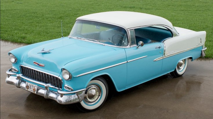 1955 GM Chevrolet Bel Air hardtop kupé, kéttónusú kupé, baba kék géptest és fehér tető és farrész, elölnézet, oldalnézet, balról döntve, felülről fotózva lefelé, háttérben füves gyep