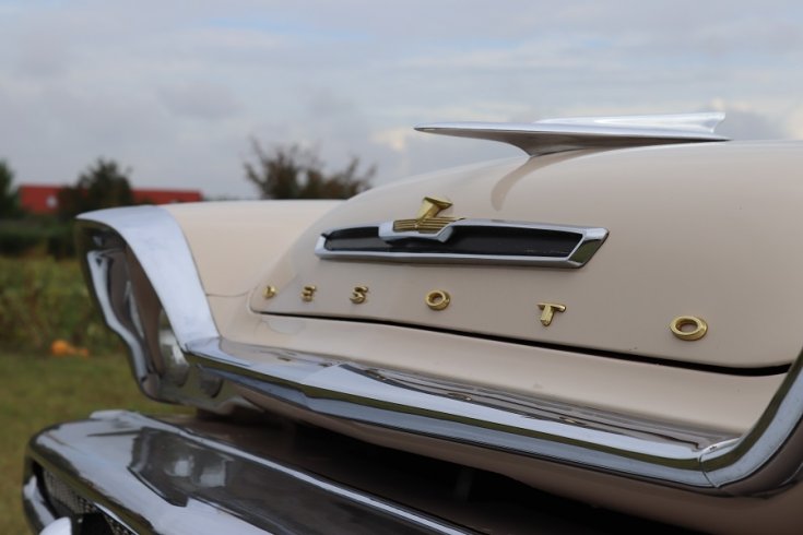 1958 DeSoto Firesweep orra és felirat, elölnézet