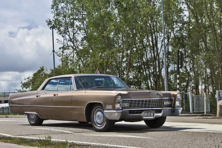 1967 Cadillac Calais, barna limuzin, elölnézet, jobbról döntve