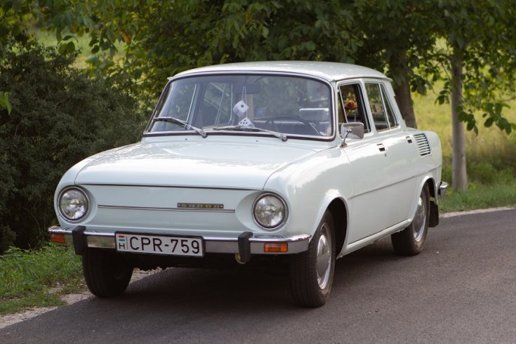 1975 Škoda S100, fehér limuzin, elölnézet
