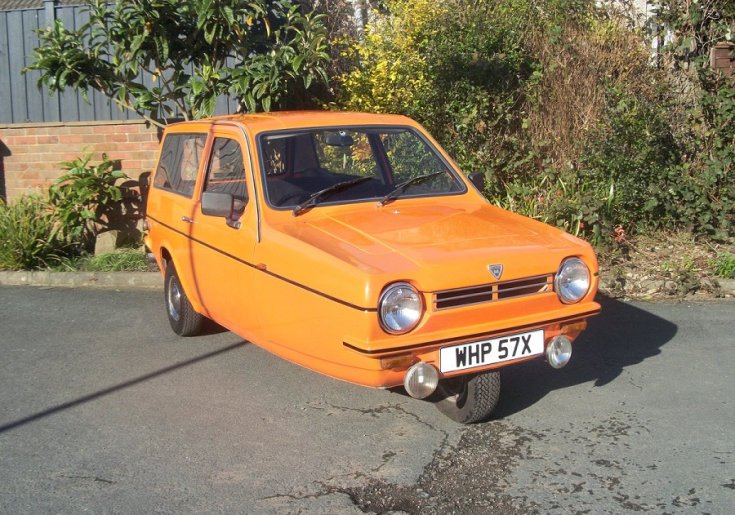 1981 Reliant Robin Mark I, narancssárga 2 ajtós kombi, elölnézet, oldalnézet, jobbról döntve, alulról fotózva