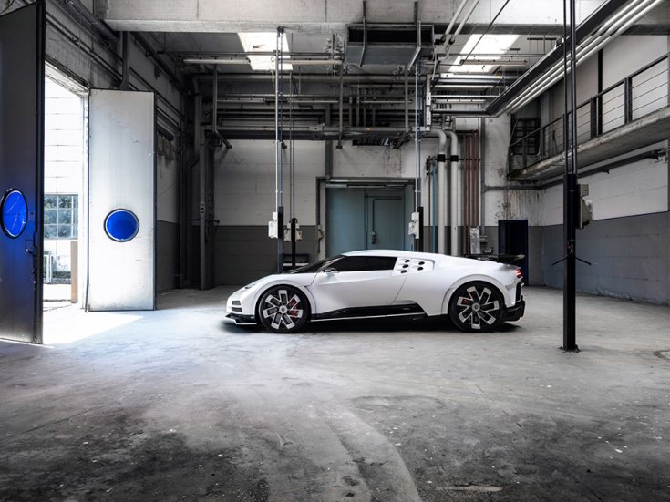 A Bugatti Centodieci oldalról fotózva egy hangárban