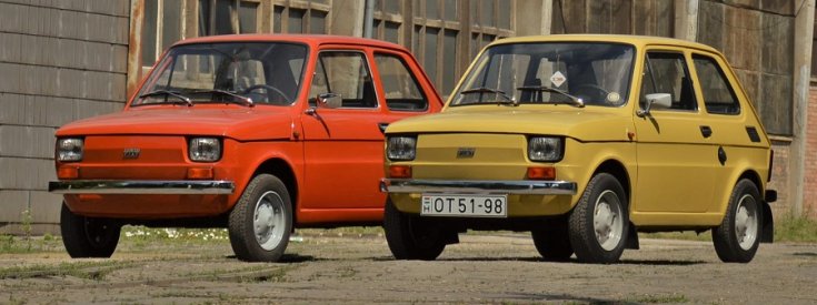 Polski Fiat 126p, 2 autó képen, balra narancs, jobbra sárga, mindkettő krómlökhárítós, elölnézet, oldalnézet, balról, alulról fotózva, háttérben gyárépület