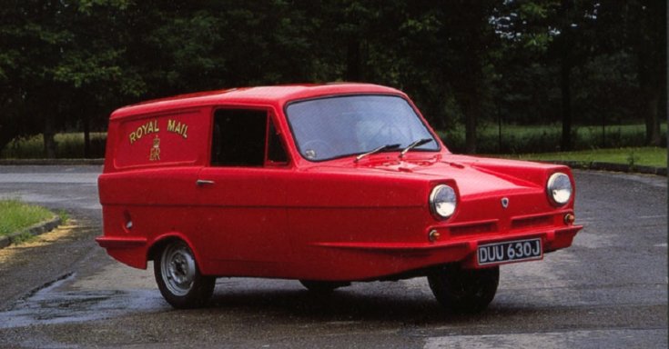 Reliant Regal Supervan, piros angol postás kocsi, elölnézet