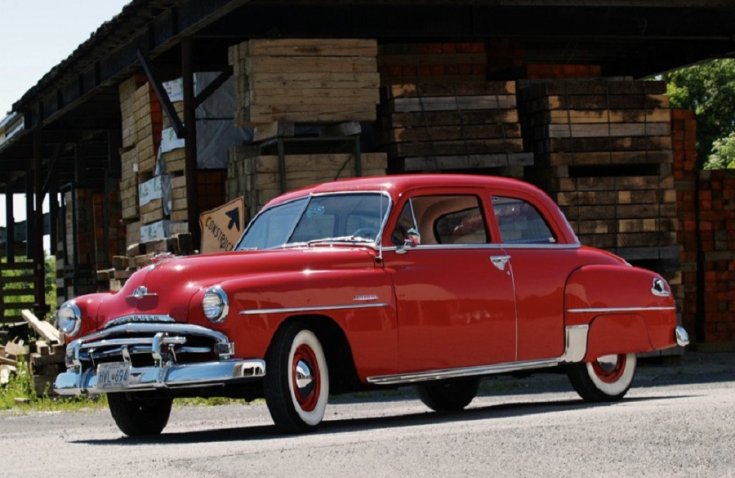 1952 Plymouth Cranbrook, piros limuzin, balról, kanyarodik