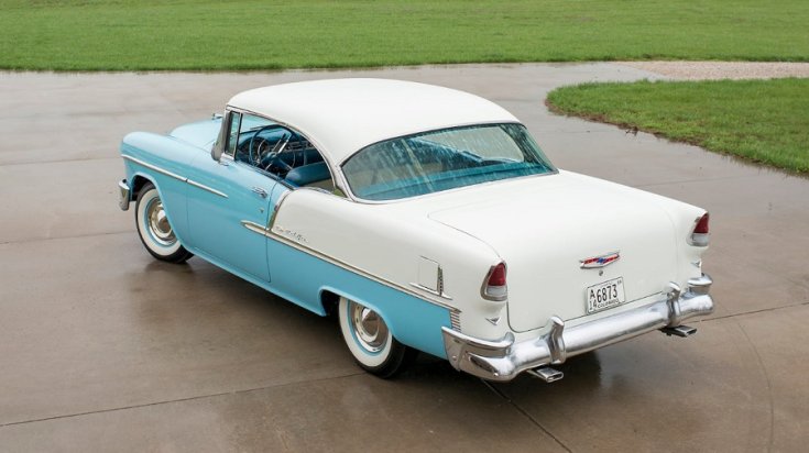 1955 GM Chevrolet Bel Air hardtop kupé, kéttónusú kupé, baba kék géptest és fehér tető és farrész, hátulnézet, oldalnézet, balról döntve, felülnézet lefelé döntve, háttérben füves gyep