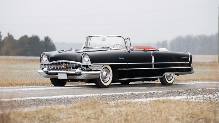 1955 Packard Caribbean 400, fekete egytónusú kabrió, elölnézet, balról