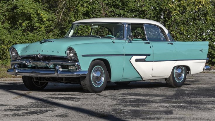 1956 Plymouth Belvedere szedán, kéttónusú fehér és türkiz, elölnézet, oldalnézet, balról, távolról fotózva