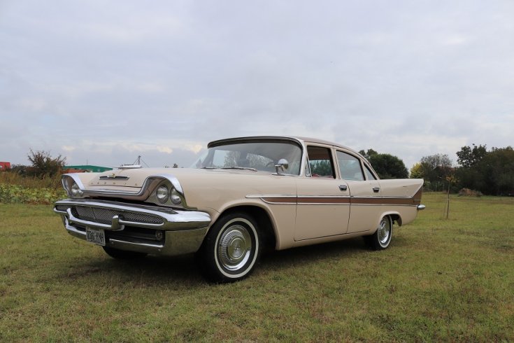 DeSoto Firesweep, bézs és barna, elölnézet