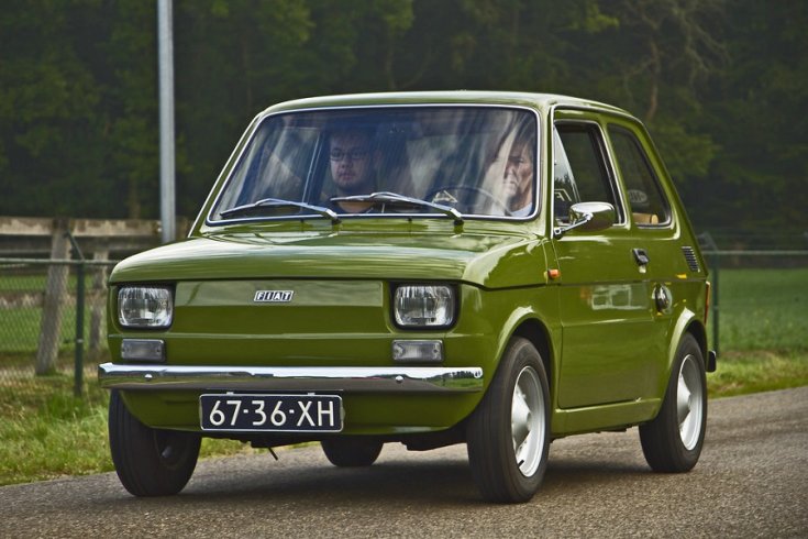 1973 Polski Fiat 126p, zöld hatchback, elölnézet