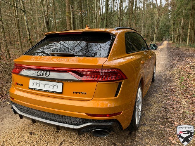 MTM Audi RS Q8 hátulról fotózva, egy erdőben