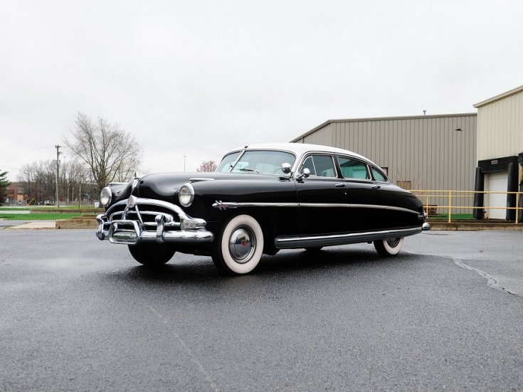 1952 Hudson Hornet, fekete, fehér tetejű limuzin, elölnézet, oldalnézet, balról döntve, távolról fotózva, kicsit ráközelítve