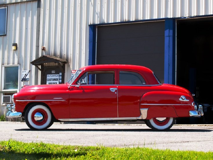 1952 Plymouth Cranbrook, 2 ajtós piros limuzin balról