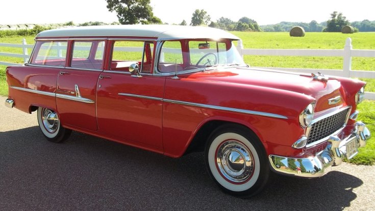 1955 GM Chevrolet Bel Air Townsman, 5 ajtós piros kombi fehér tetővel, oldalnézet, jobbra előre döntve, fehérfalú gumival, alulról fotózva