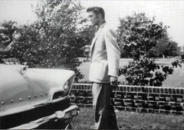 Elvis Presley és egy 1956-os Lincoln Premiere