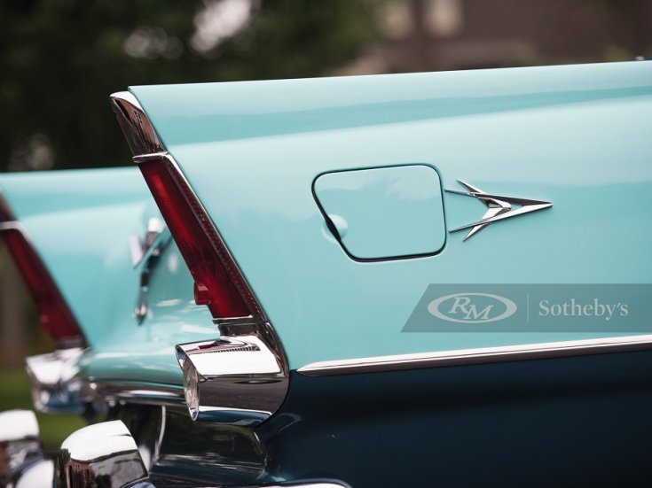 1956 Plymouth Belvedere Powerflite kabrió, türkiz és sötétkék, jobb hátsó uszony tanksapkával, Forward Look logóval, oldalnézet, szemből, ráközelítve
