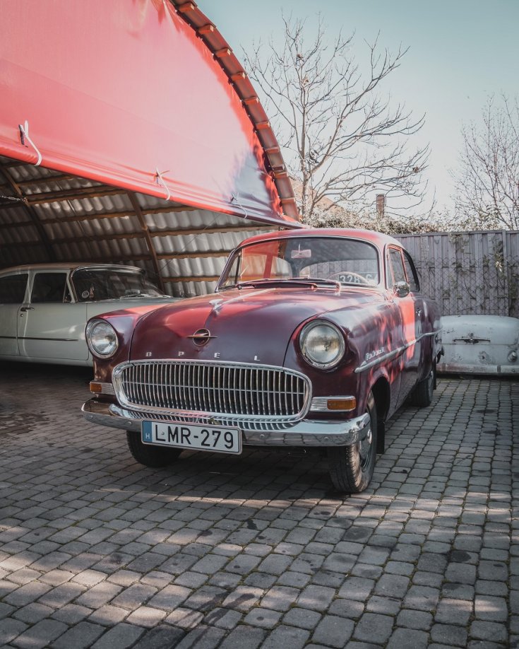 1957 Opel Olympia Rekord, háttérben az 1957-es Plymouth Savoy 4 dr limuzin