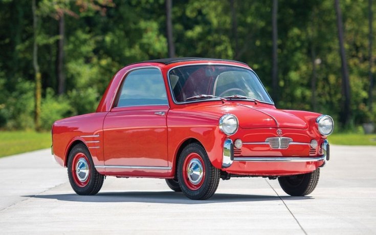 1959 Fiat Autobianchi Bianchina Transformabile, vörös, öngyilkos ajtós kabrió kupé, elöl 45 fokból, háttérben park és fák