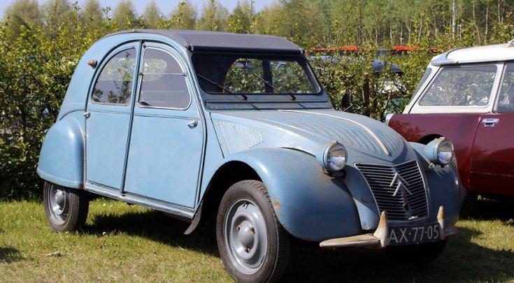 rozsdás kék 1959-es Citroen 2 CV kacsa