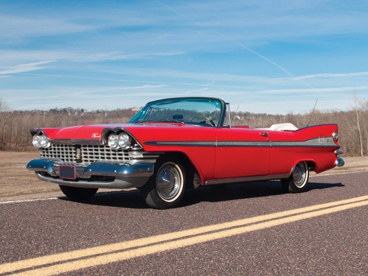 1959 Plymouth Sport Fury, vörös kabrió, lehúzott fehér ponyvatetővel, elölnézet, oldalnézet, balról döntve, alulról fotózva