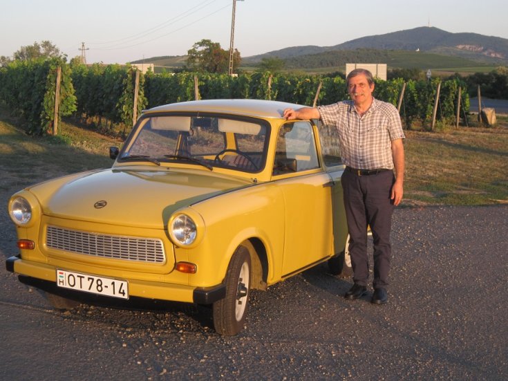 1985 Trabant 601, sárga limuzin, elölnézet, tulaj mellette