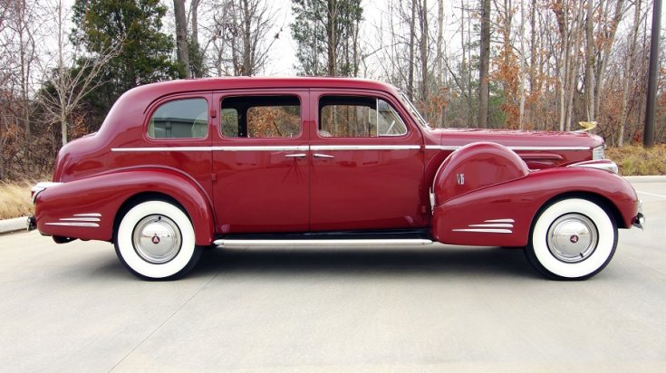 1939 Cadillac Series 90 „V16”, meggyvörös limuzin jobb oldala