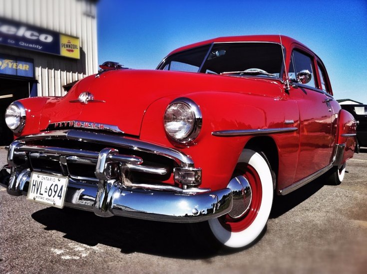 1952 Plymouth Cranbrook, piros limuzin orra ráközelítve