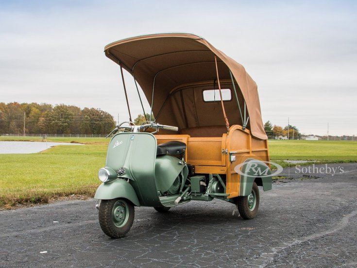 1953 Piaggio Ape, 3 kerekű platós tuk tuk,1 személyes, világos zöld, elölnézet, oldalnézet, balról döntve, alulról fotózva