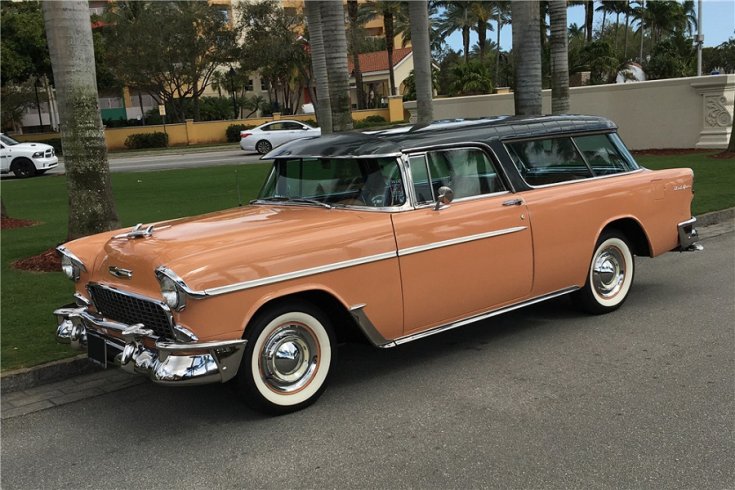 1955 GM Chevrolet Bel Air Nomad, capuccino színű 3 ajtós kombi, fekete tetővel, fehérfalú gumikkal, oldalnézet, balról, előre döntve, háttérben park és pálmafák