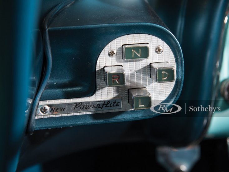 1956 plymouth Belvedere kabrió műszerfala, automata nyomógombos váltó, Powerflite, elölnézet, szemből, ráközelítve