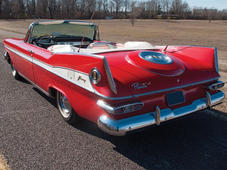 1959 Plymouth Sport Fury, vörös kabrió, lehúzott fehér ponyvatetővel, hátulnézet, oldalnézet, balról döntve, alulról fotózva