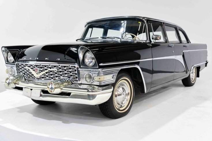 1969 Gaz 13 Csajka, fekete limuzin, elölről