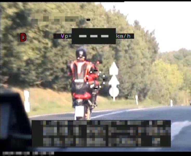 Egy keréken közlekedő motoros