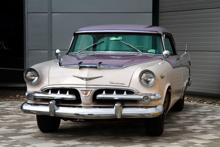 1956 Dodge La Femme, lila fehér kéttónusú festés, elölnézet, oldalra döntve, balról, alulról fotózva