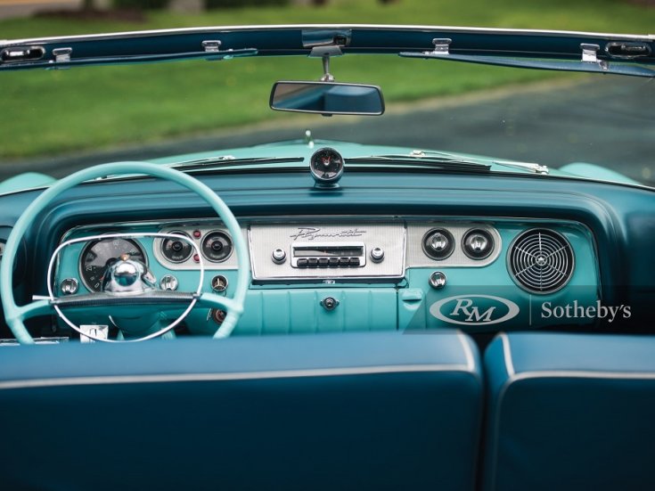 1956 Plymouth Belvedere, türkiz és sötétkék kabrió műszerfala, elölnézet, szemből, ráközelítve