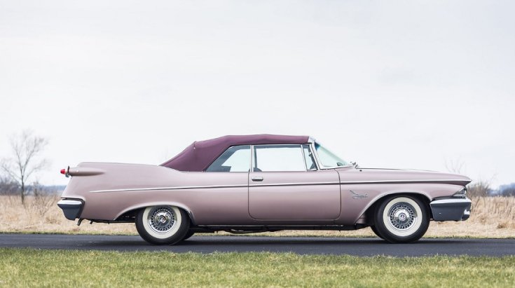 1960 Imperial Crown kabrió, felhúzott tetővel, jobbról