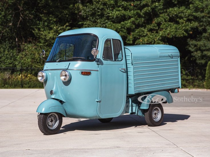 1963 Piaggio Ape, 3 kerekű platós tuk tuk,1 személyes, baba kék, elölnézet, oldalnézet, balról döntve, alulról fotózva