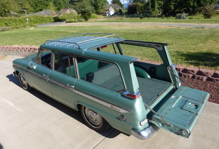 1963 Studebaker Wagonaire, ice blue kombi, hátulnézet, oldalról döntve, balról, nyitott csomagtér ajtó és csúsztatható tető